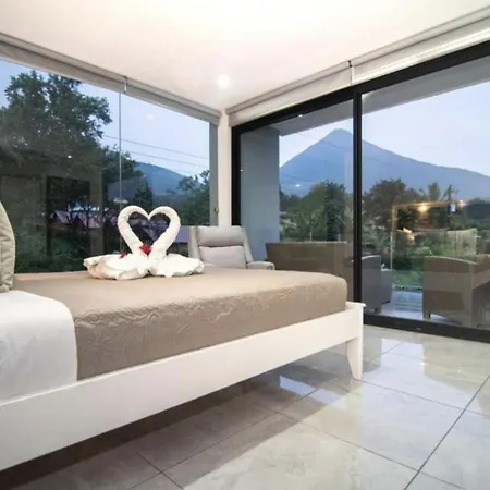 House Of Views, King Bed, Volcano View
